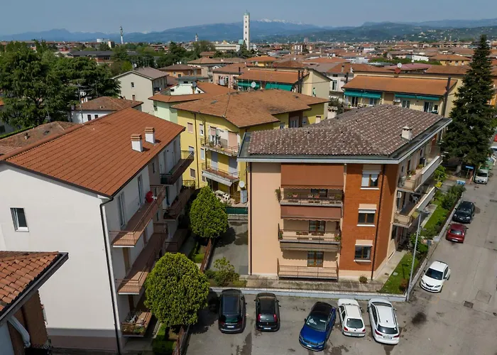 Shiny بيت ضيافة 4*